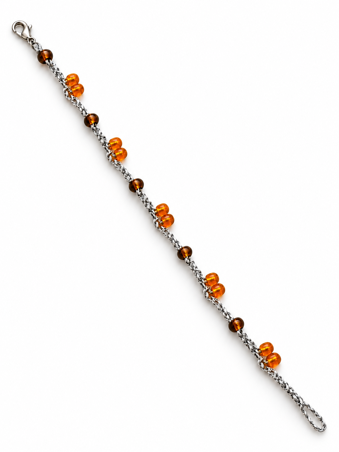 Pulsera Ámbar extendida sobre fondo blanco, con cadeneta de ajuste