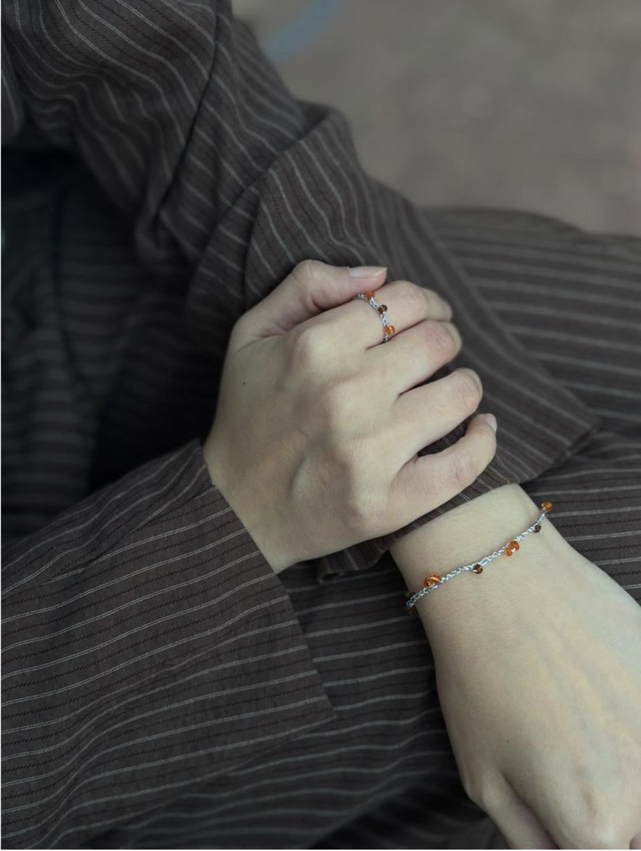 Set Dúo Ámbar: anillo y pulsera puestos
